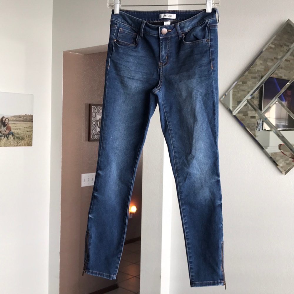 REFUGE JEANS W/ANKLE ZIPPERS SOFT STRETCH MATERIAL SIZE 0 EXCELLENT CONDITION!